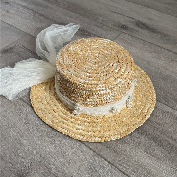 Elegant kids  Straw Hat with Tulle and Pearl Accents - Picture 5 of 7